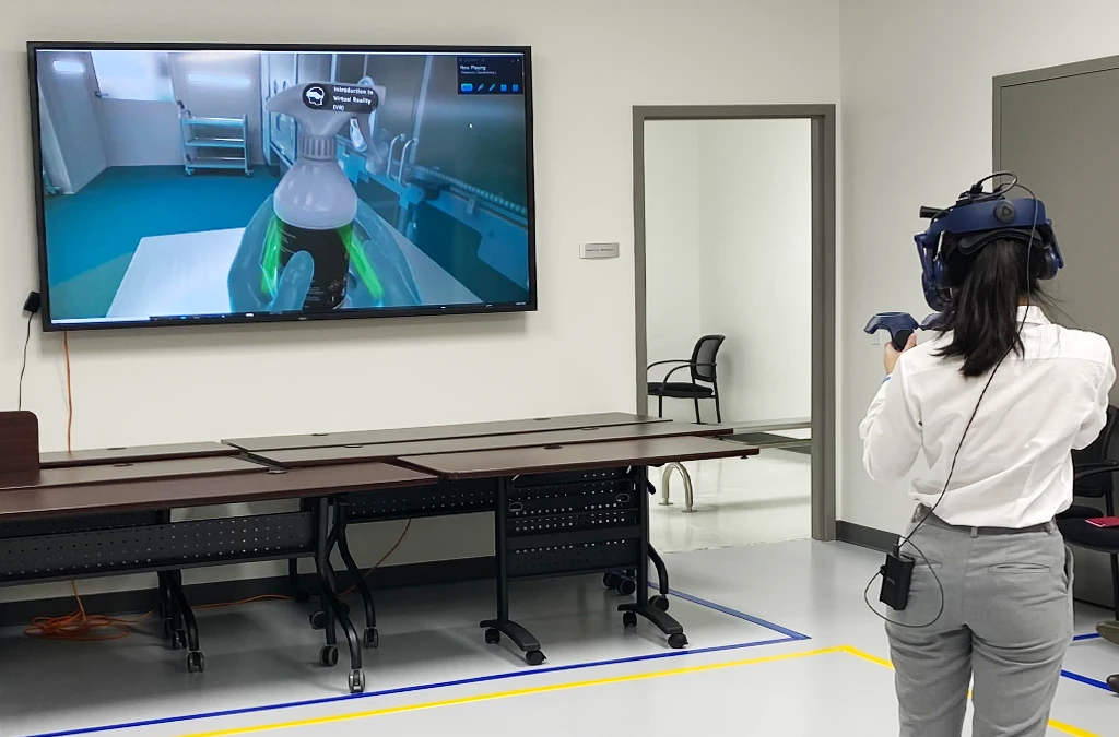 Eine Frau die mti einem VR Headset eine Simulation durchspielt