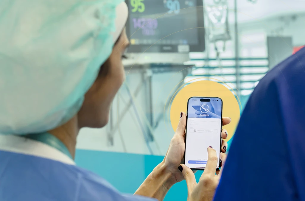 Eine Frau, die jemandem etwas auf ihrem Smartphone zeigt