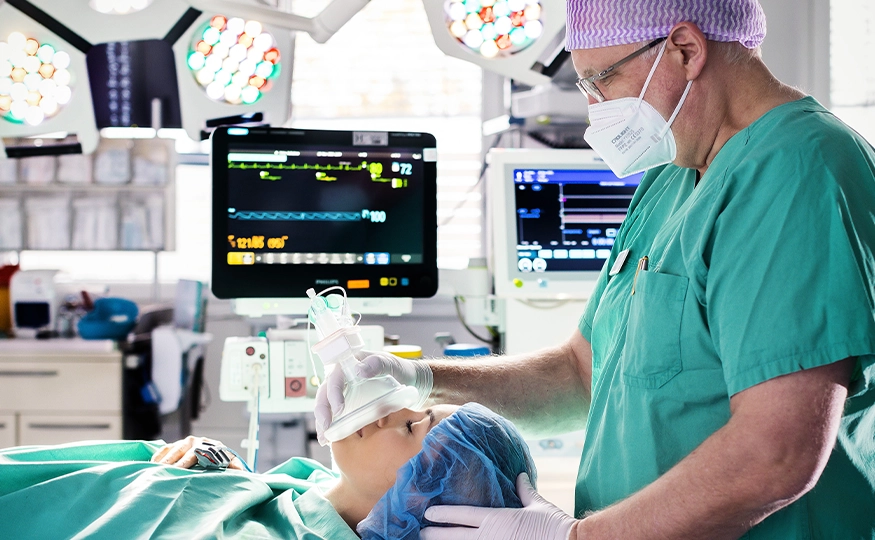 A patient is being anaesthetised in the intensive care unit of a Helios hospital using an anaesthetic gas recycling system (Photo)