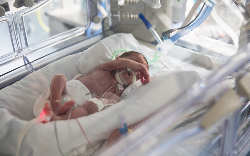In neonatal intensive care, this commitment translates into supporting pioneering research for the most vulnerable patients: extremely premature infants (Photo)