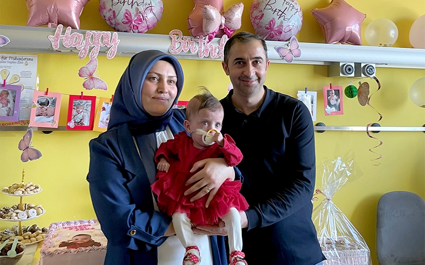 Both parents with the premature baby at Helios Hospital Pforzheim, who was born in the 26th week of pregnancy weighing 490 grams (Photo)