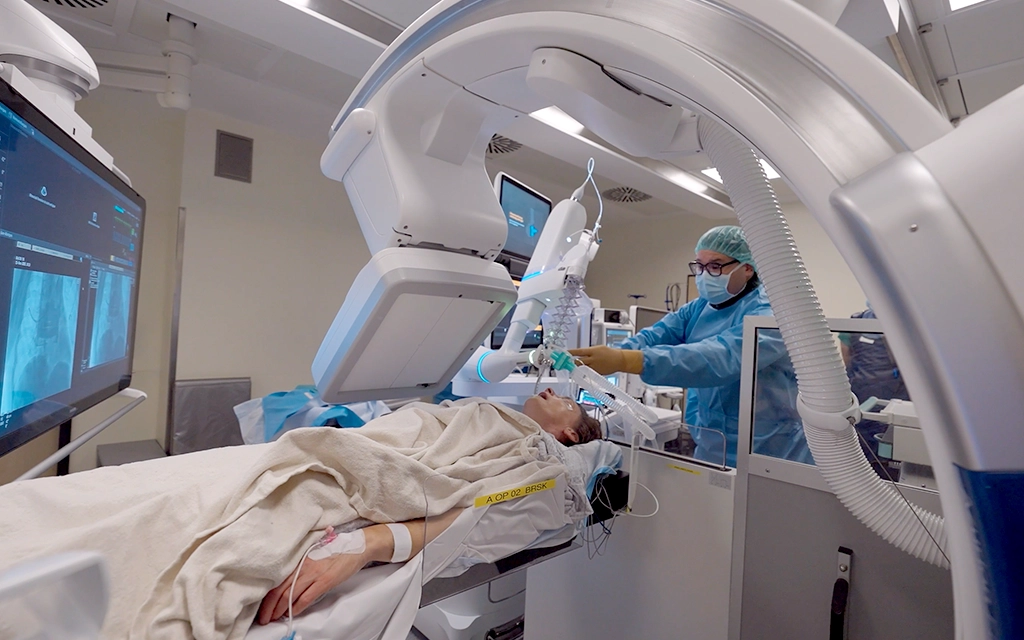 Surgeon operates with surgical magnifying glasses