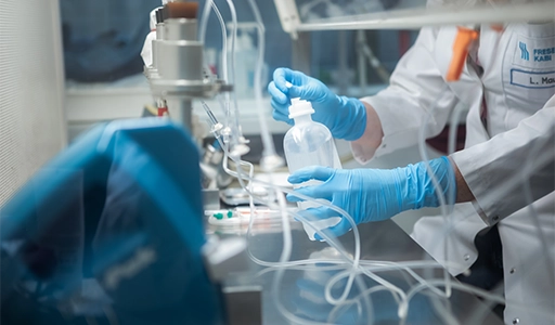Fresenius Kabi employee working in a white lab coat (Photo)