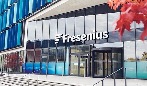 Entrance of a building with the Fresenius sign above the door (Photo)
