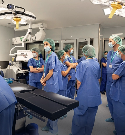 Gruppenfoto in der Klinik mit Haarnetzen und medizinischer Kleidung (foto)