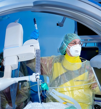Person in Schutzkleidung mit medizinischem OP-Gerät (foto)