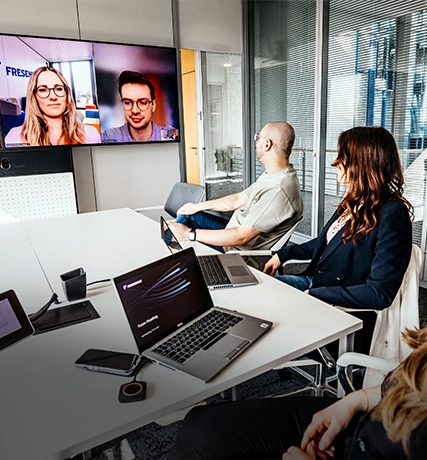 Drei Mitarbeiter in einem Remote-Call mit zwei weiteren Personen (foto)