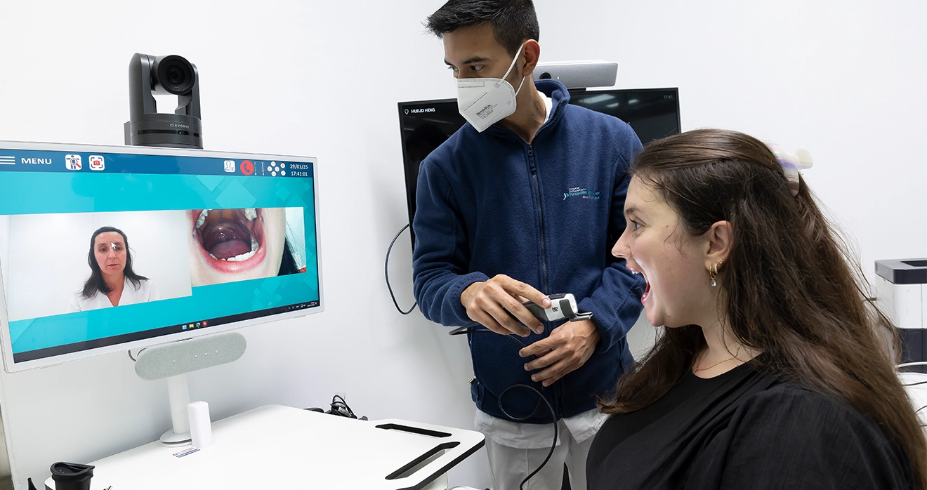 La cavidad oral de una paciente es examinada con una cámara (foto)