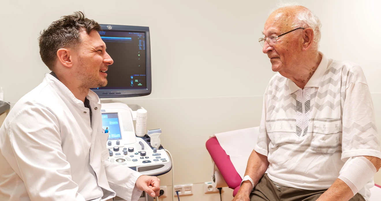 Elderly man talks with a doctor (photo)