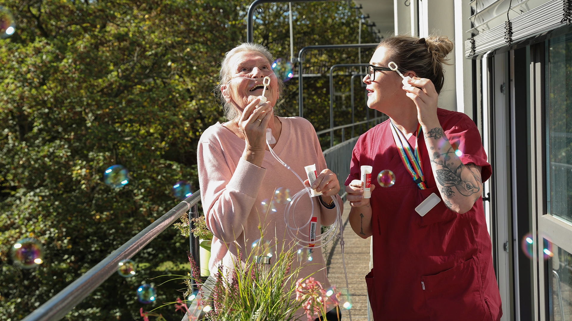 Healthcare staff and patient outdoors with soap bubbles (photo)