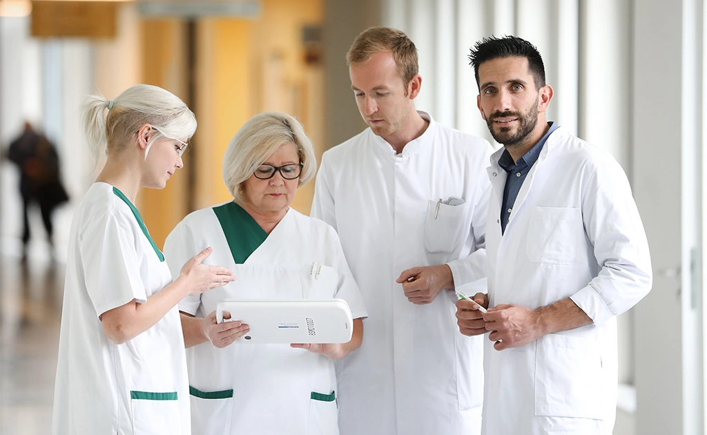 Four doctors, one person looks at the camera (photo)