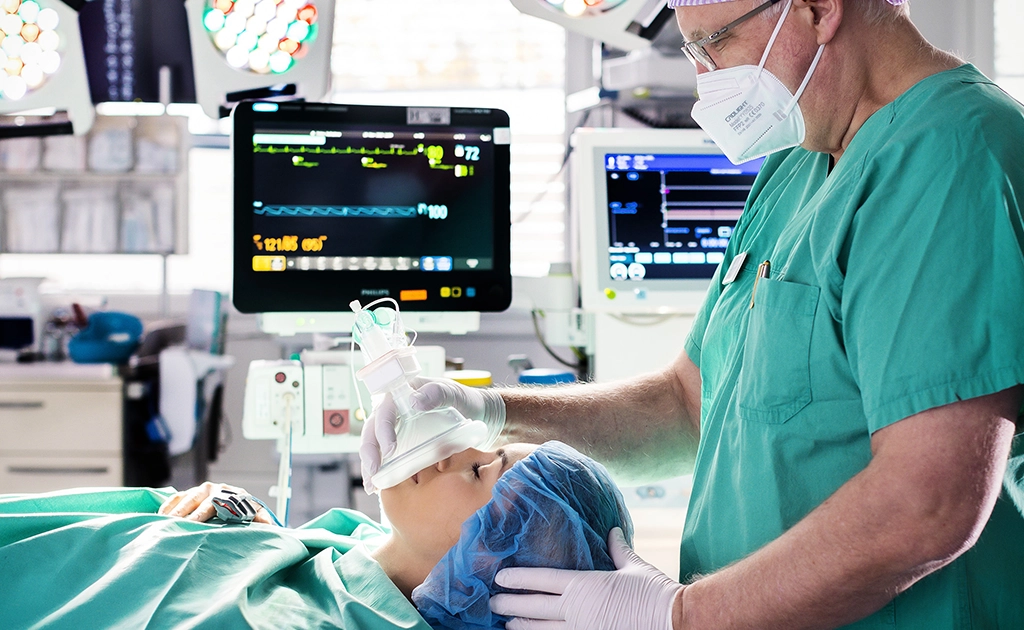 Patient under anesthesia is attended by medical staff (photo)