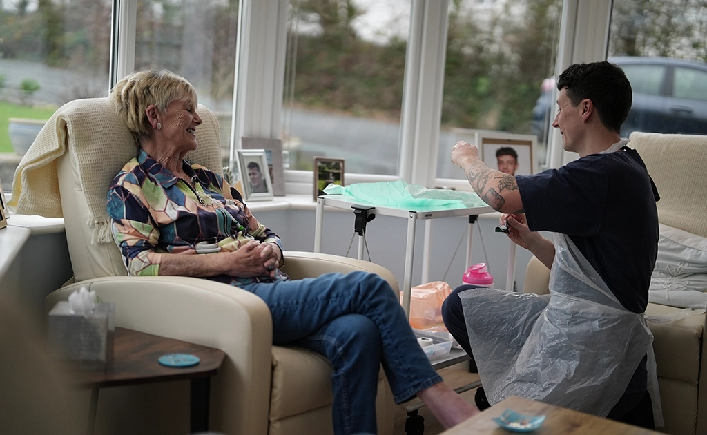 Person receives care at home, caregiver attends to the patient (photo)